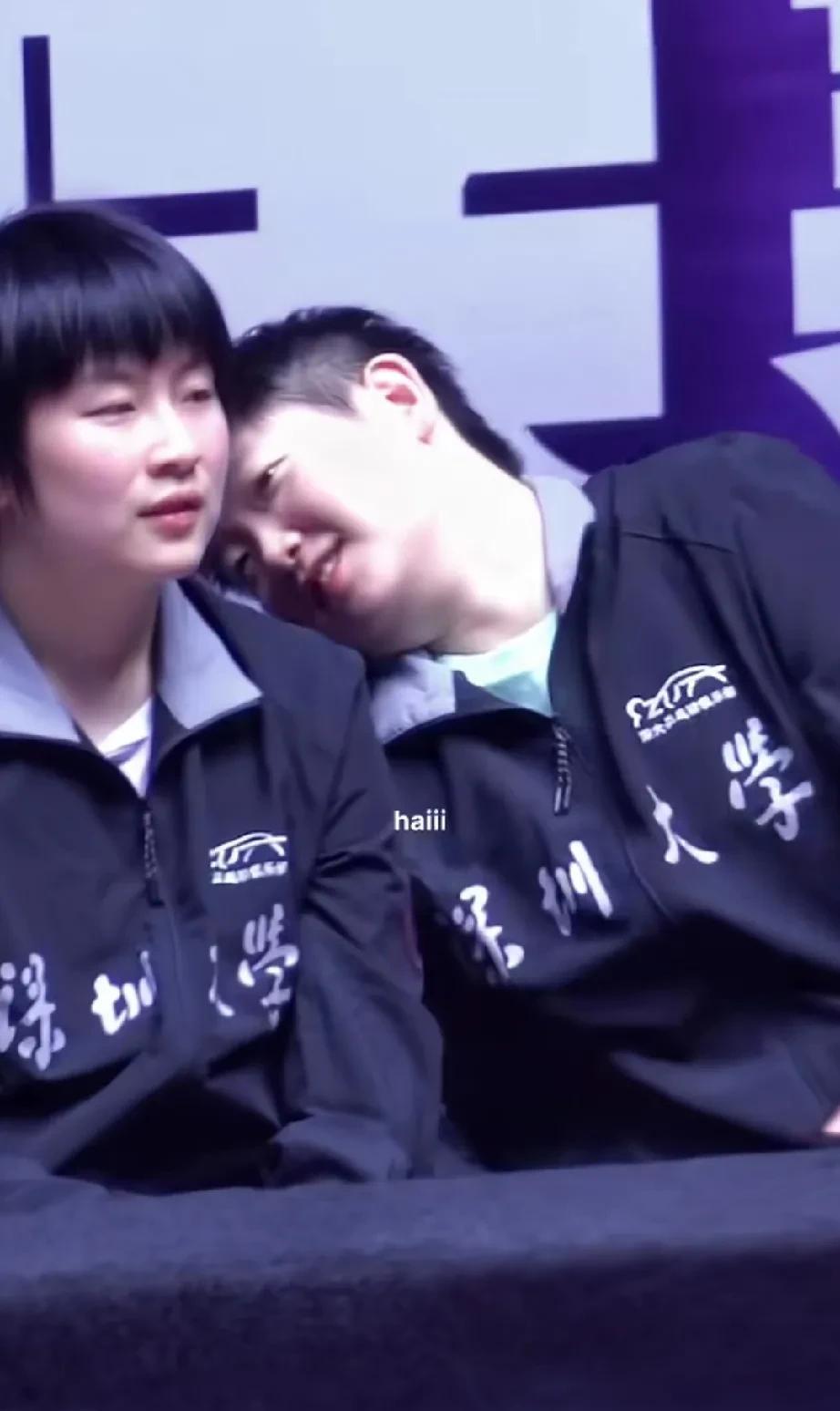 莎莎旁边的那位姐姐位置先让给我一下，让我体验一下被莎莎撒娇感觉她就顶着那张圆脸