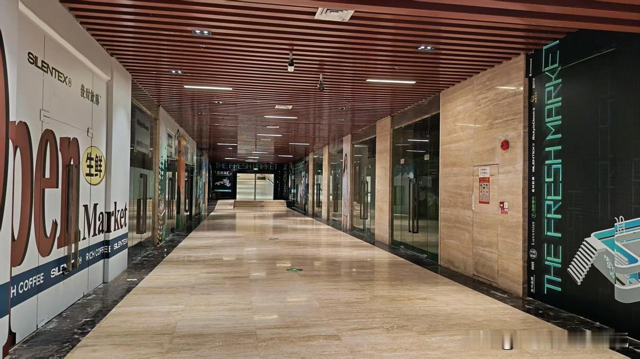 珠江新城花城汇北区，目测估计有70%的店是空置。只是早上不开门的吧[捂脸哭][