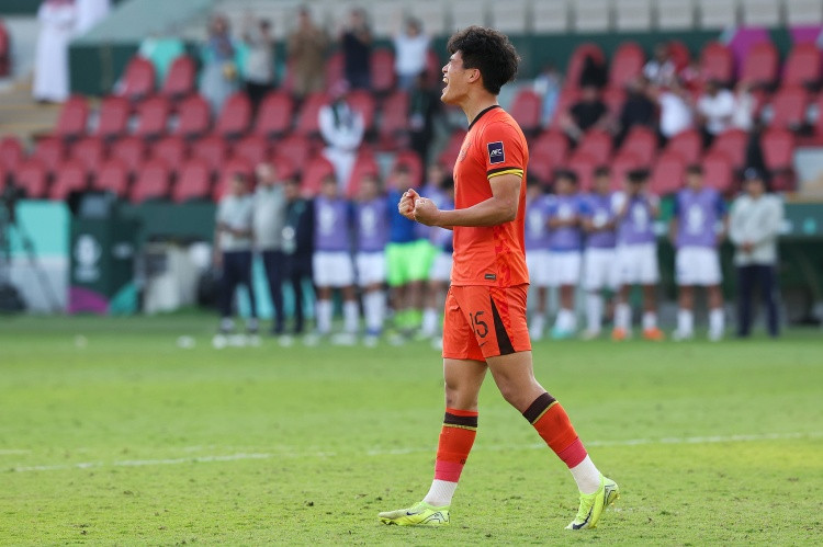 足球报: 在和彭啸历任教练沟通中, 他们普遍看好彭啸在国足的前景