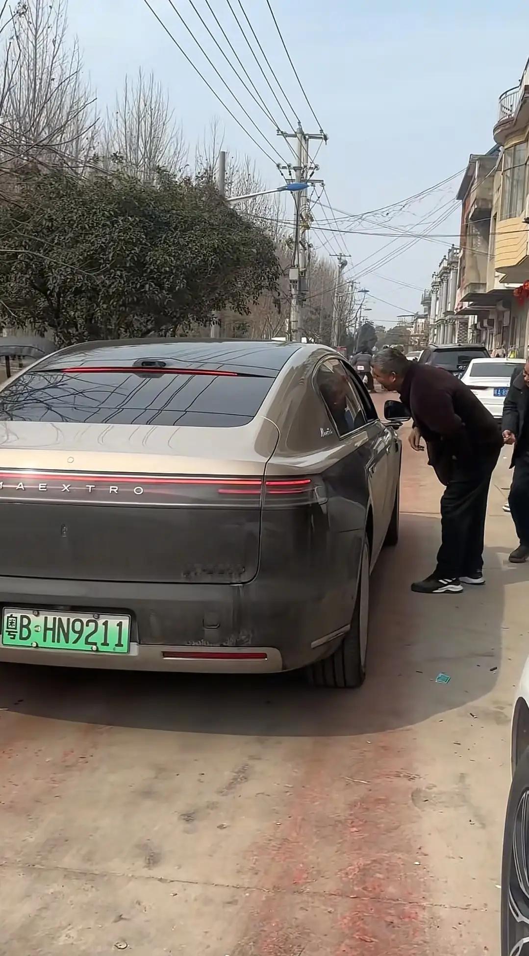 余承东icon今年回老家开的是尊界S800，三层小楼真气派，门口那条水泥路也是他