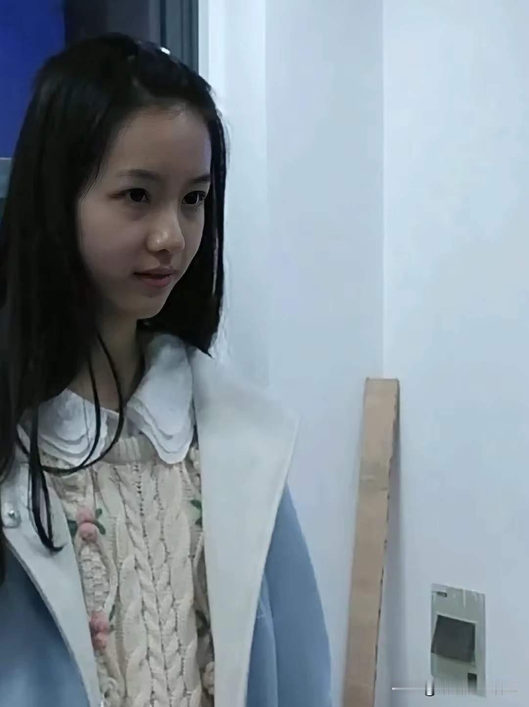 这样的陈都灵你见过吗？这是陈都灵大学时期，大家发现了吗？她不愧是校花，素颜也