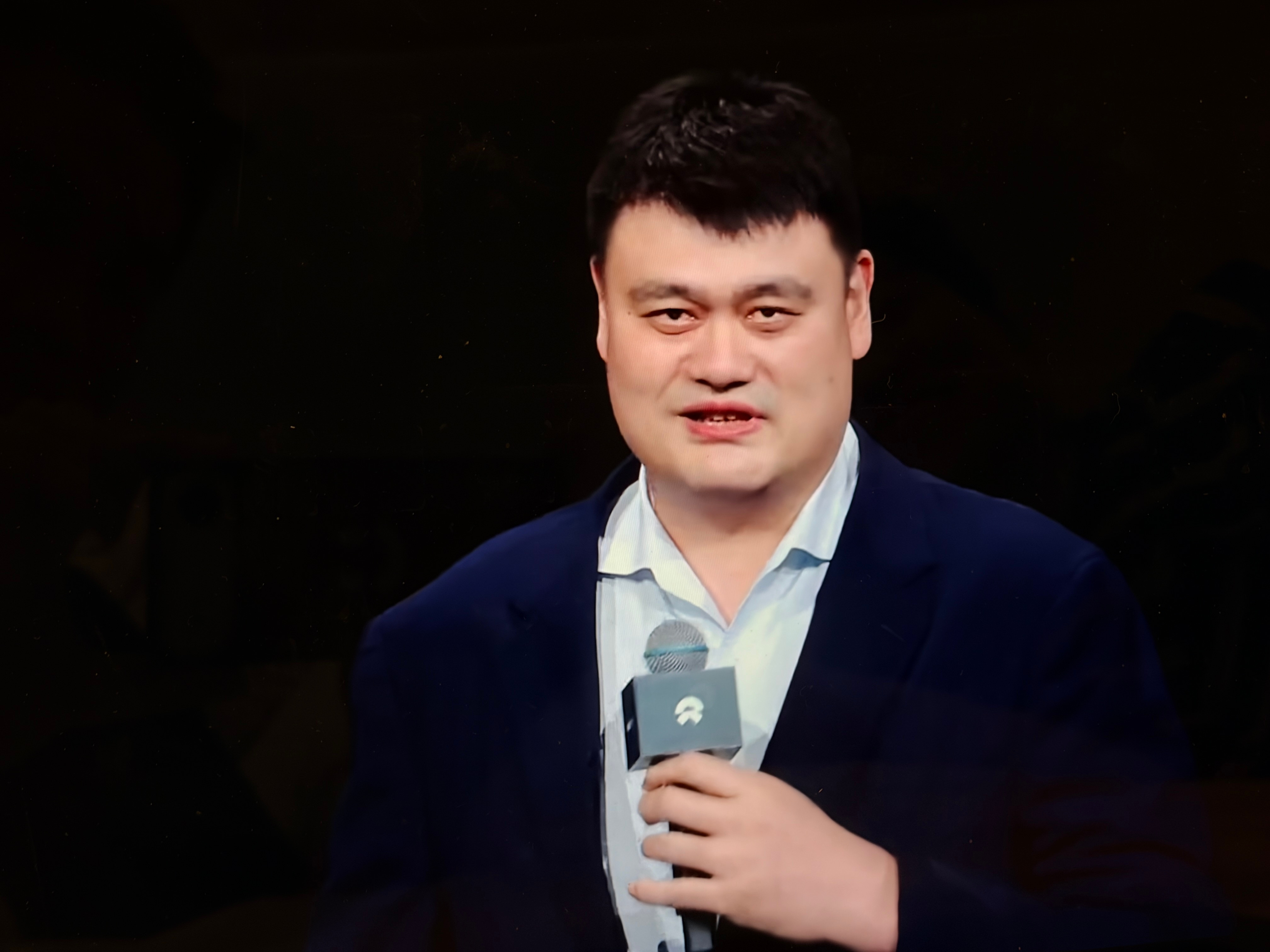 蔚来ES9发布会姚明作为体验官来到了现场请姚明做体验官真的很契合这身高一出现