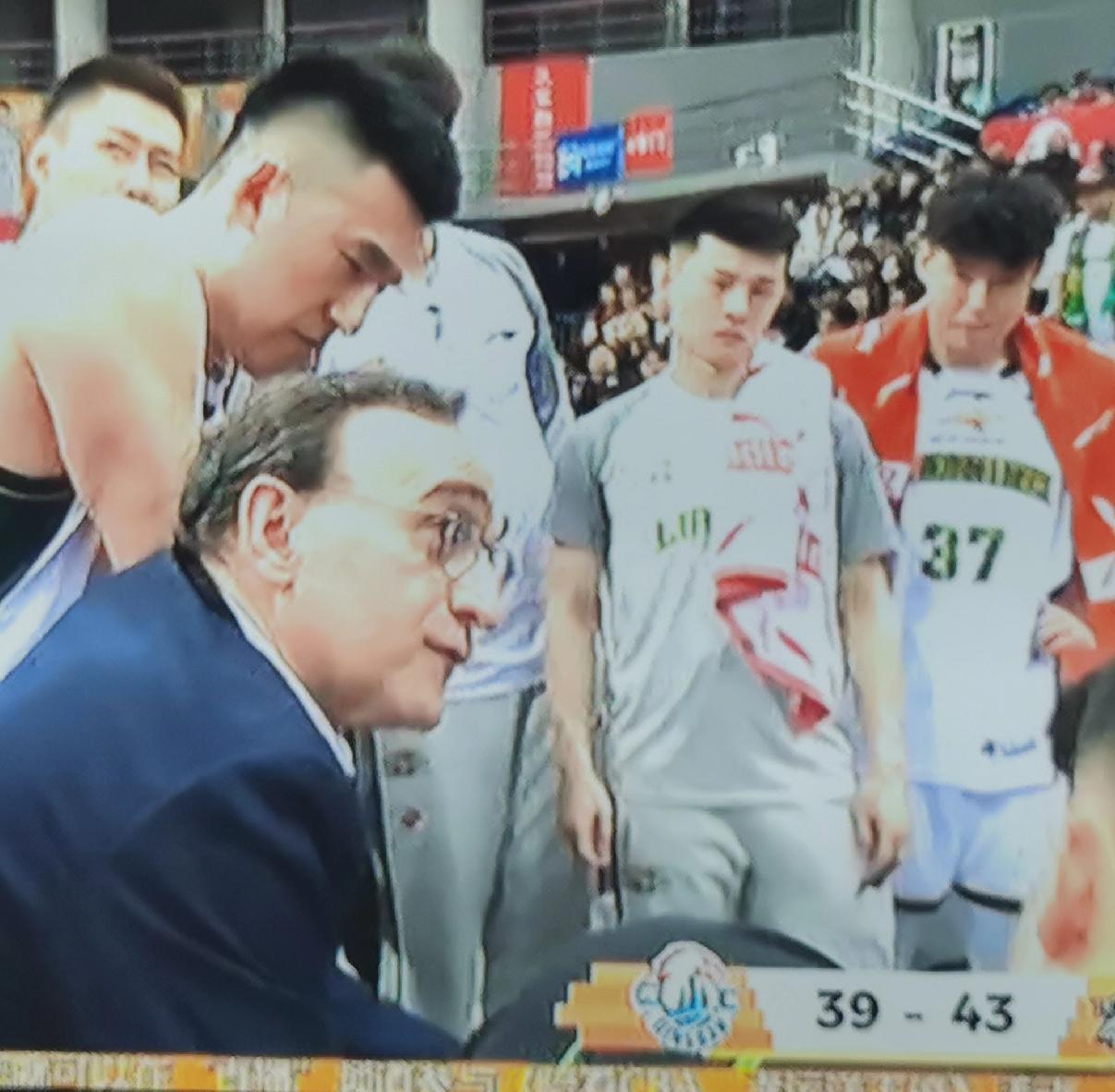 常规赛后几轮，乌戈想学杜锋，听听他怎么说。辽鲁大战前，辽宁队主帅乌戈接受媒体采