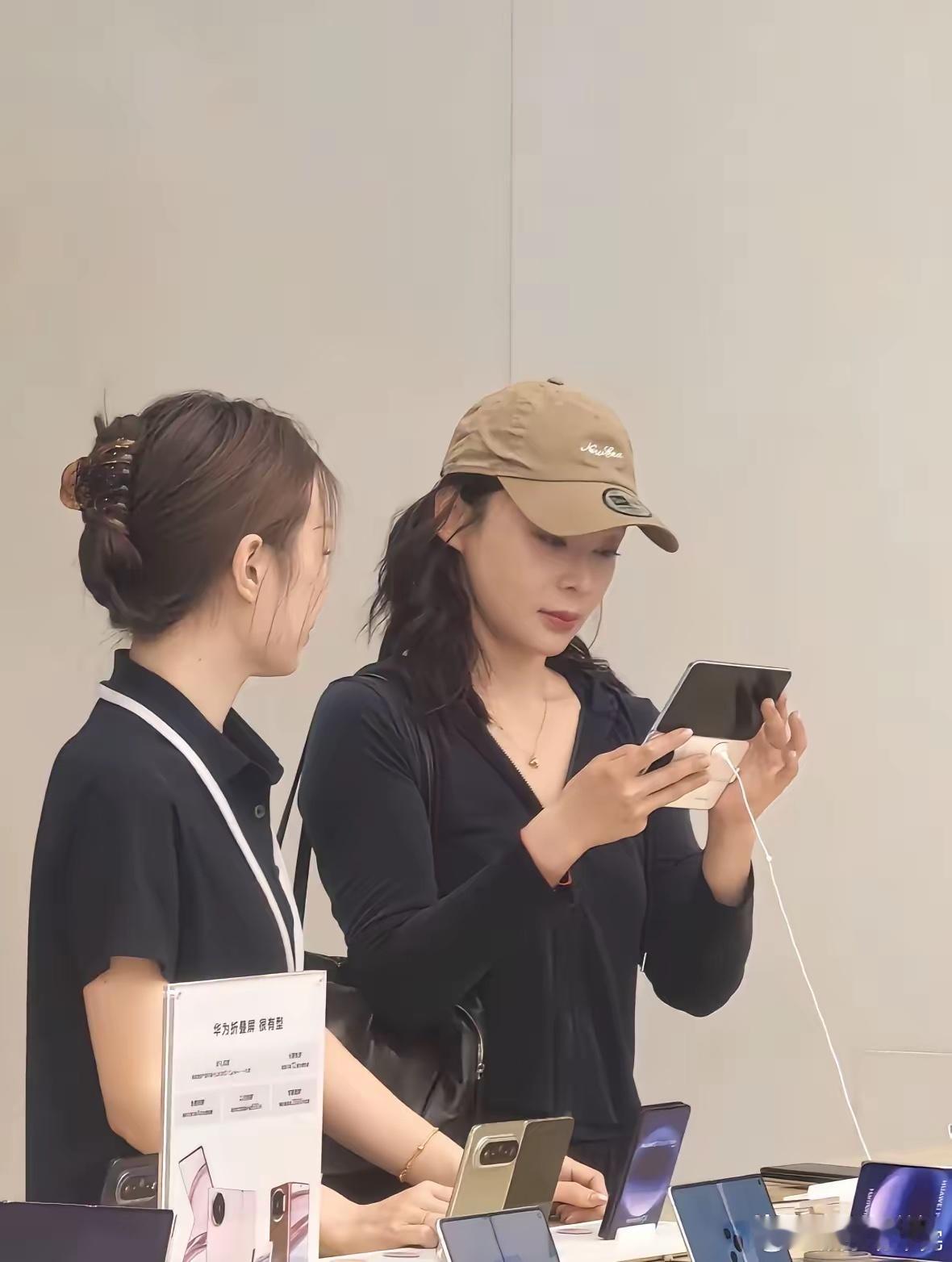 北京商场偶遇袁姗姗手机店偶遇袁姗姗有网友在北京商场一家手机店买手机，竟然偶遇了演