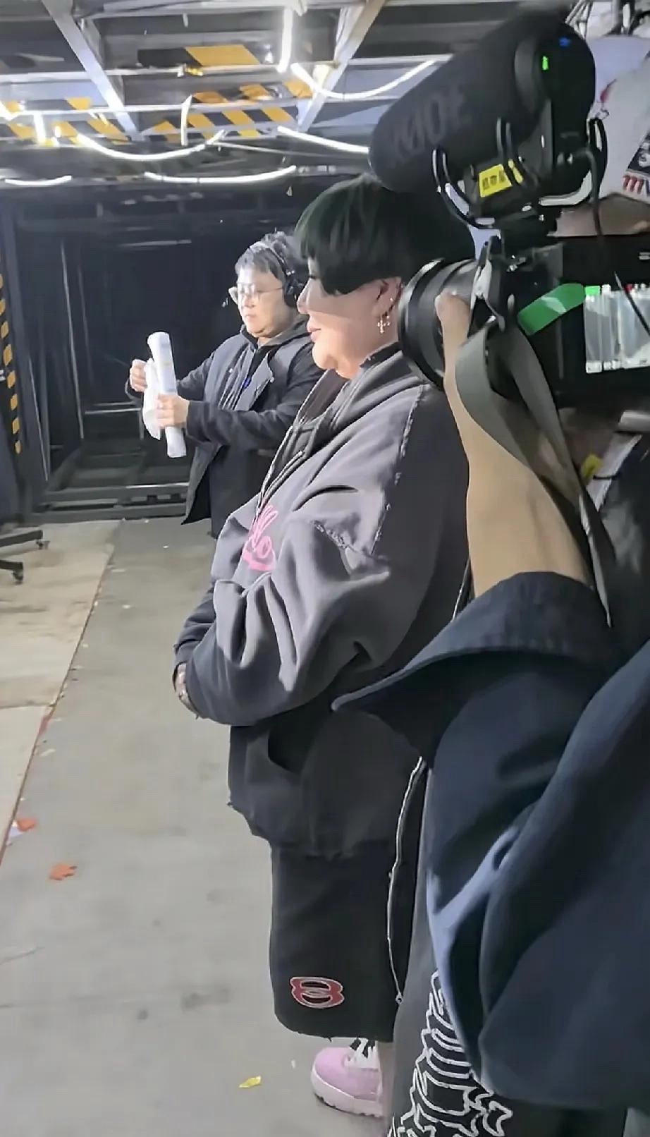 岳云鹏演唱会结束之后，看到王惠在等他，哭了！当他鞠完躬之后，一回头从台阶上下来，