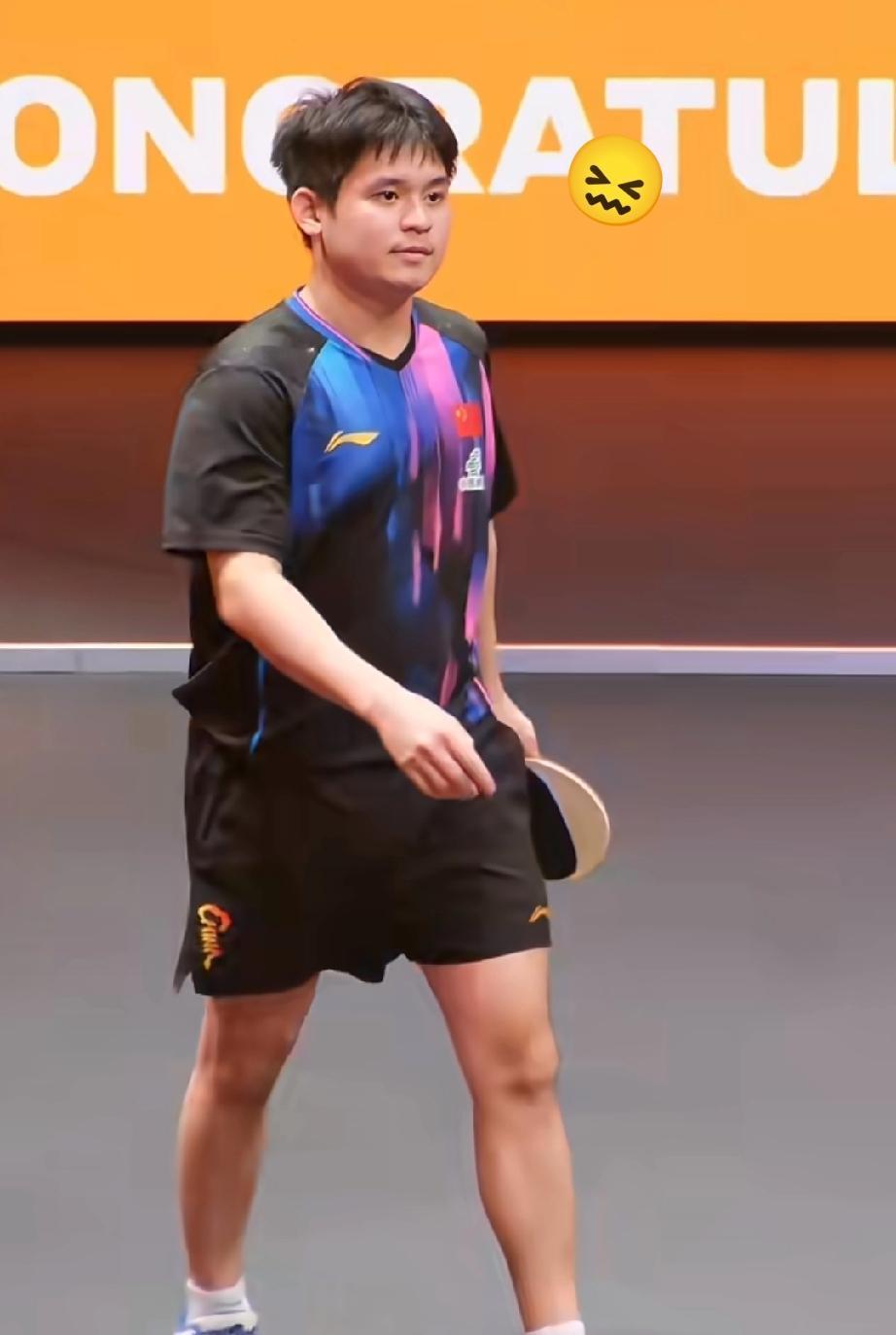 林诗栋输掉比赛后真挺让人心疼的！这个意气风发的少年国际赛场上第五次败给了老对手张
