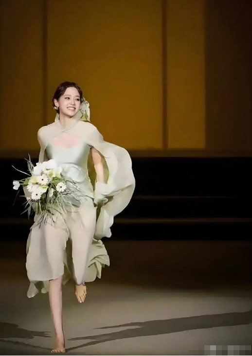 欧阳娜娜这个脚，影响颜值了奥！​​​