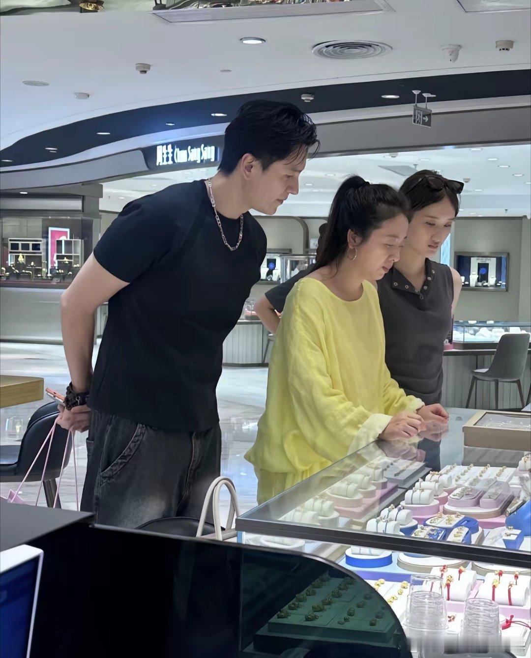 48岁小李琳和老公经超带着大女儿现身一间大型商场买黄金首饰，她穿着一身朴素的休闲
