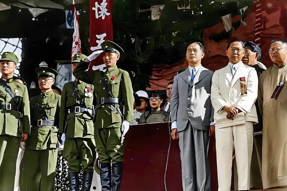 这是1934年6月，南京，中央陆军军官学校校场，庆祝建校十周年的纪念仪式。