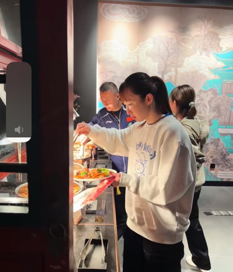 早田希娜在首钢园晚宴上端着冒尖的餐盘，吃得那叫一个香。这事儿传开后，不少人盯着她的饭量看，毕竟那身材