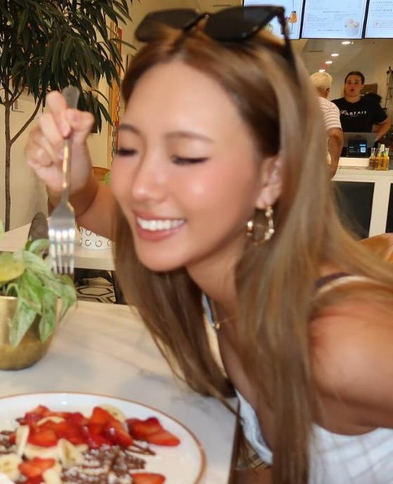 小S大女儿金发小麦肤色小S自身的长相逊色姐姐大S太多，三个女儿却个顶个的高颜值