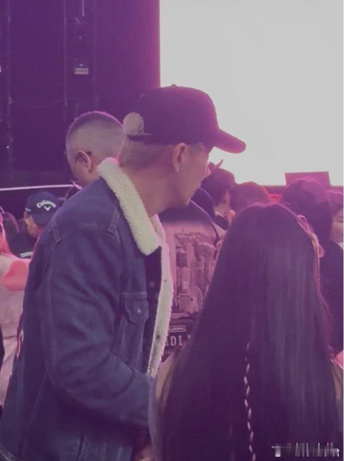 网友偶遇戚薇一家四口看BLACKPINK香港演唱会，11岁的Lucky一身女团风