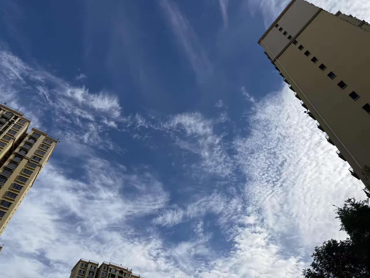 别低估人性的恶。今年五月份吧，晚上我正在家里煮方便面，一个认识好些年的朋友打来