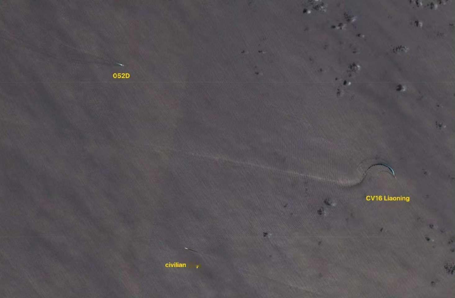 “辽宁舰”在南海上演“S”弯机动，十多艘编队属舰或已摆出“战斗队形”！在南海进行