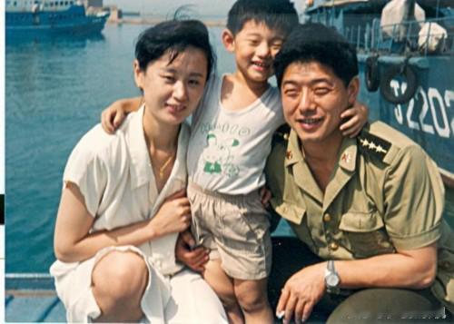 张继科妈妈长得很漂亮，张继科长得像爸又像妈。