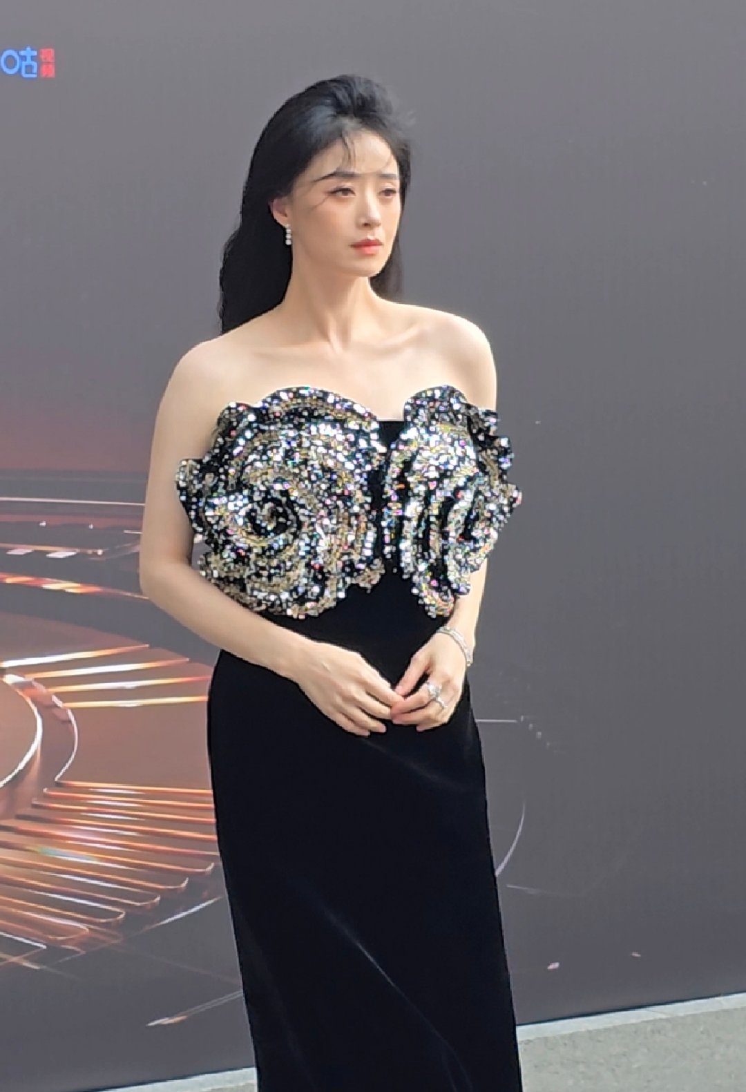 蒋欣瘦了后美成啥样了以前说“微胖美人”，现在蒋欣瘦得连风都忍不住多绕两圈——肩颈