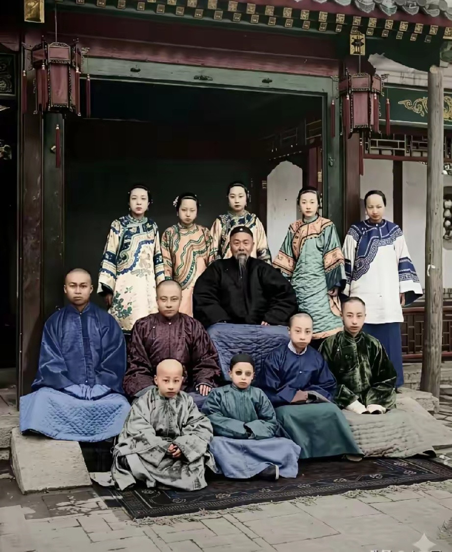 晚清重臣，李鸿章的全家福，这可不是演员扮演的，是李鸿章的真人，他妻妾成群，儿女众