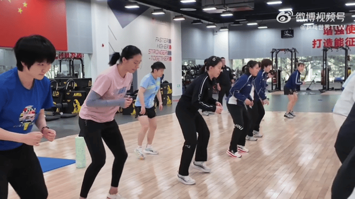 孙颖莎王楚钦她们在北京进行预测，这镜头拉的，头哥这体型，都快不认识了。圆圆的