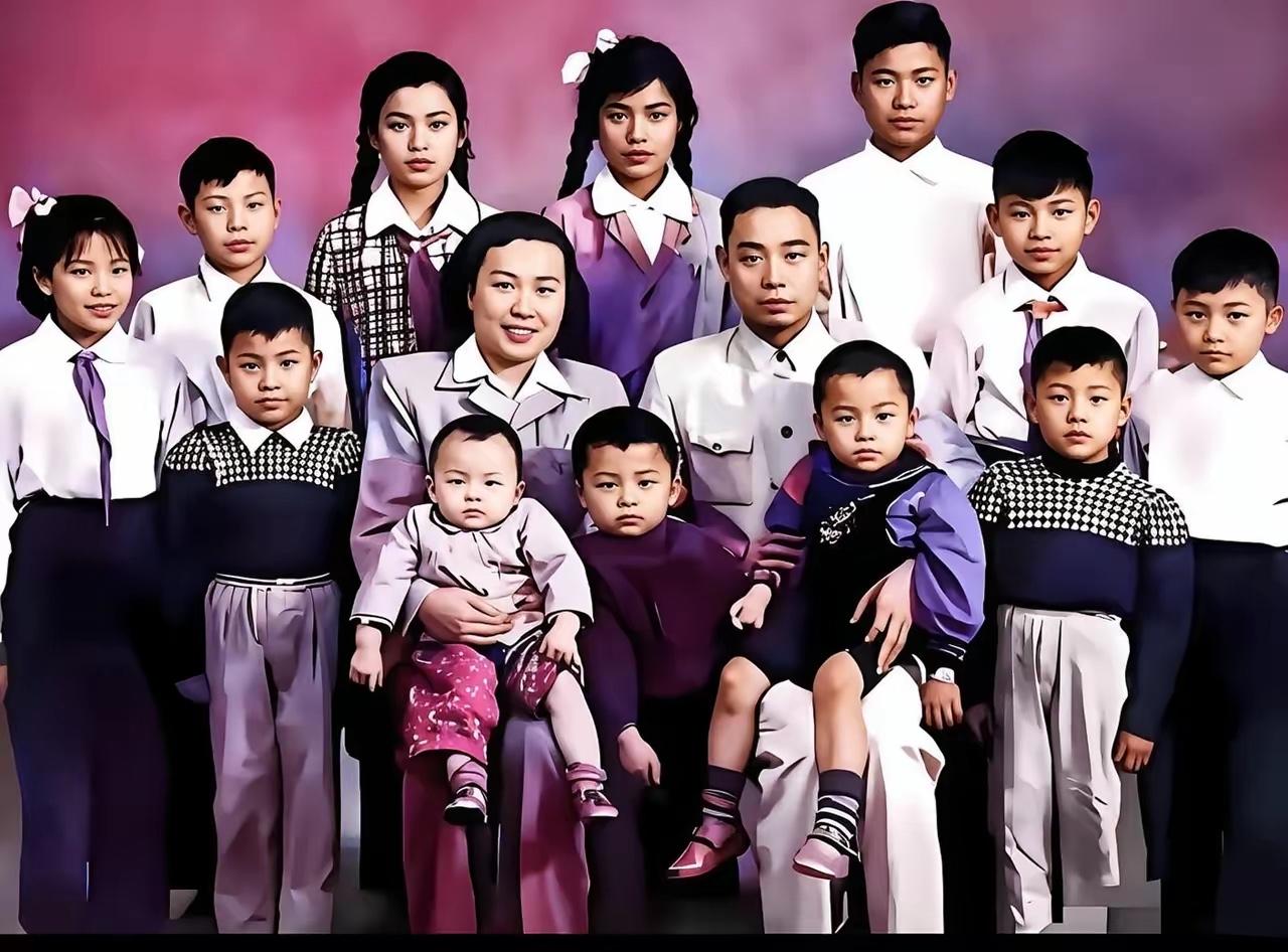 60年代，一位开国将军的全家福，夫人温婉娴淑，12个孩子陪伴在侧，整整齐齐，团团