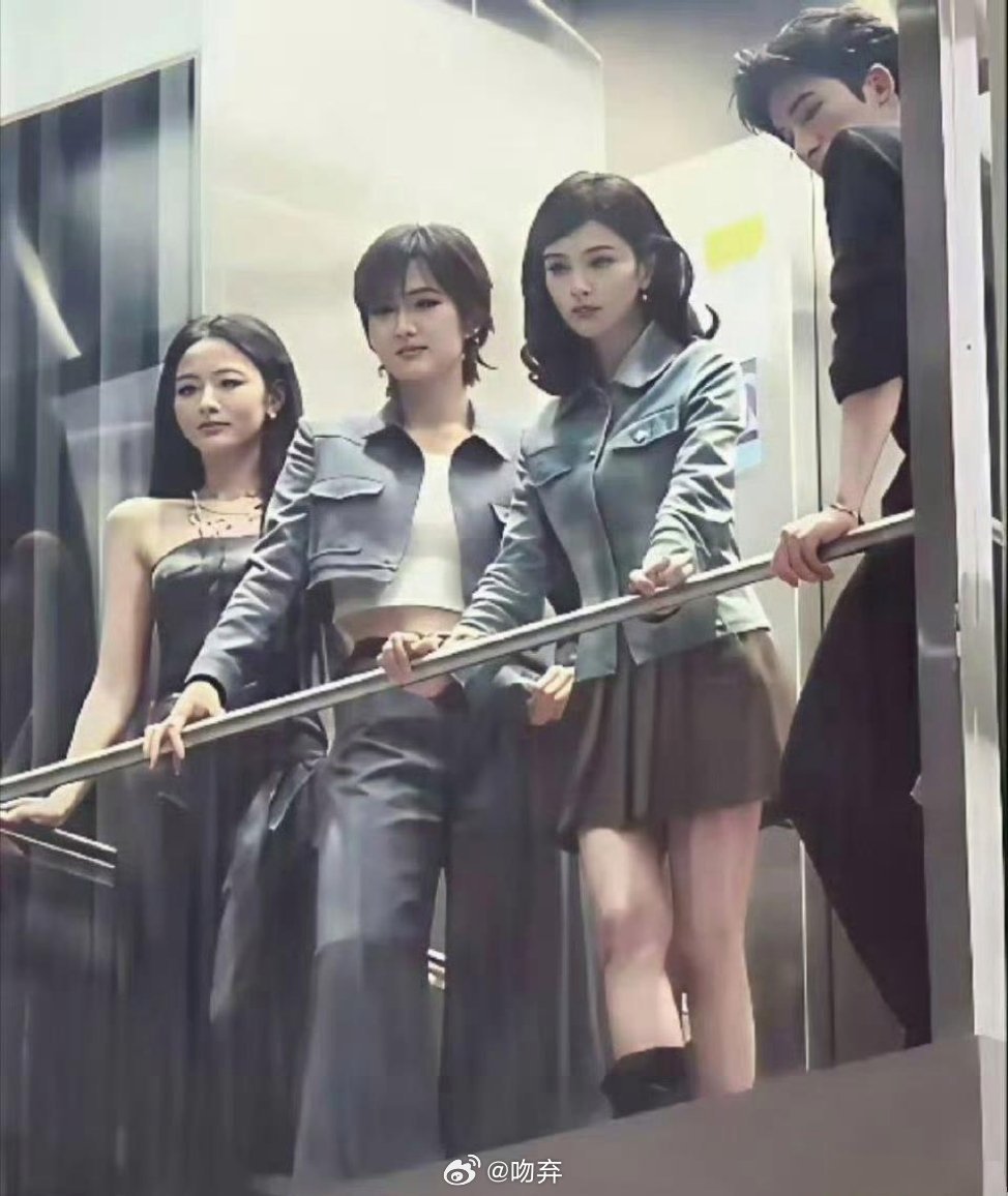 突然有点理解于正了，赵晴的美貌真很出众。​