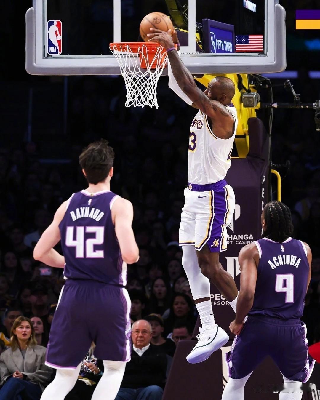 比18岁的自己更强，40岁的詹姆斯13投11中爆砍24分!在今天湖人与国王的