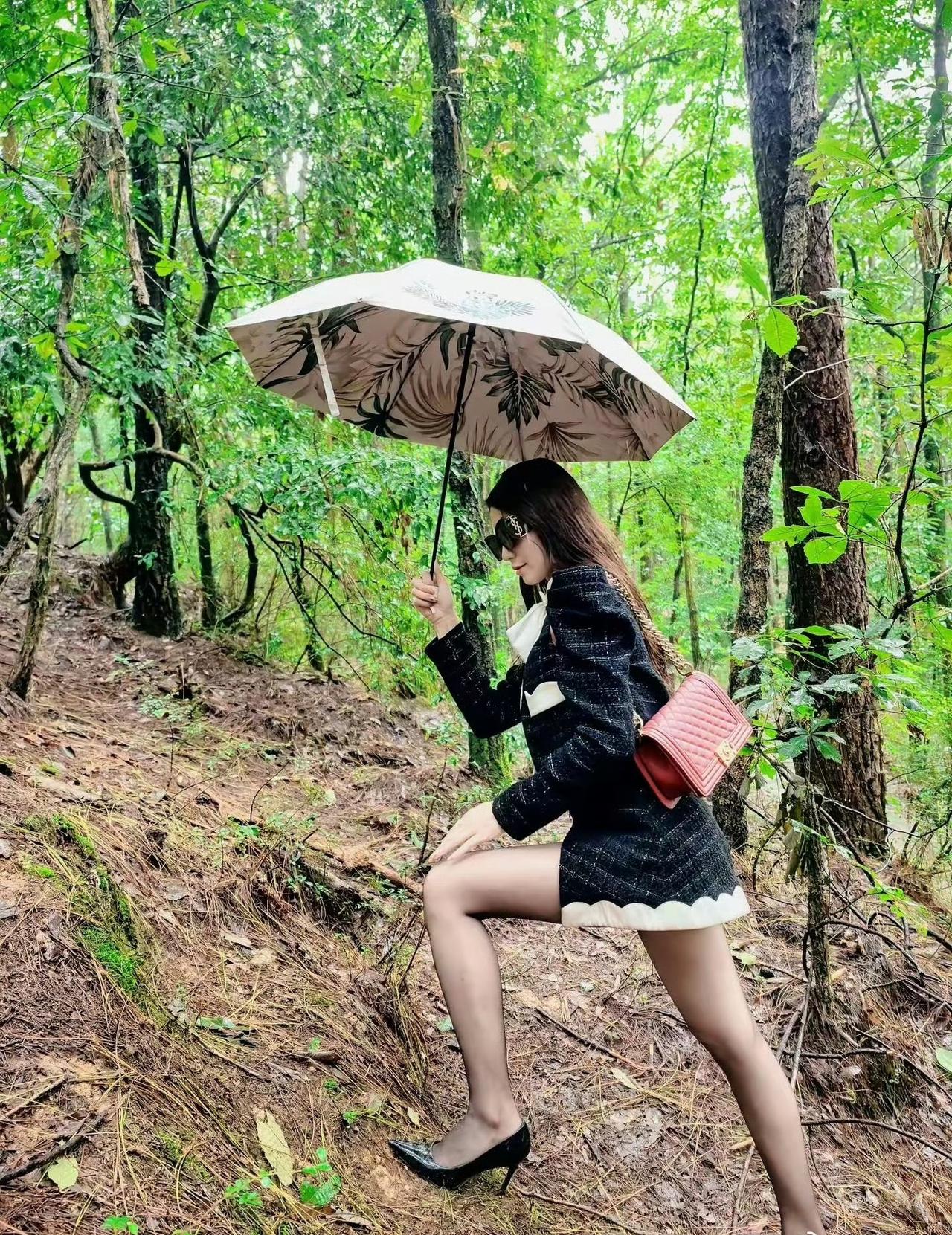 这年头真什么人都有啊，穿高跟鞋戴墨镜爬山的都有啊！