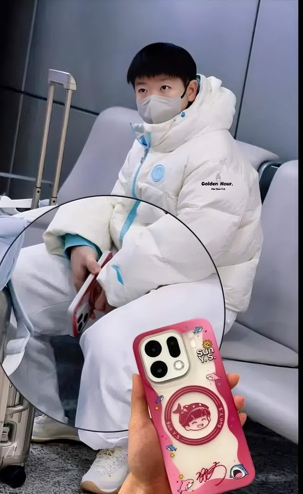 孙颖莎这身白+蓝的穿搭，直接把李宁的同款推上了热搜。不是谁都能穿出这种清爽感，