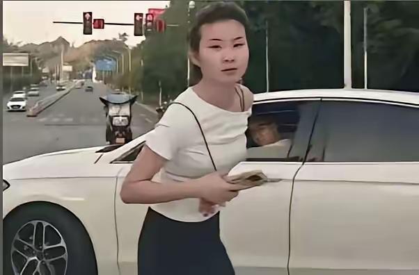 重庆“口水姐”火了，火得真丢人7月22日晚高峰，重庆堵成一锅粥。一个女的嫌