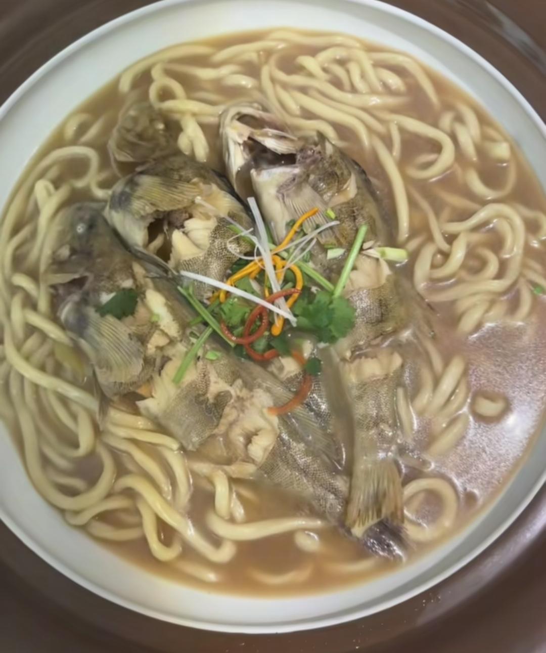 这是晋妈面馆里的特色黄鱼面和牛肉面，黄鱼面是138元一份，里面有2到3条黄鱼，牛