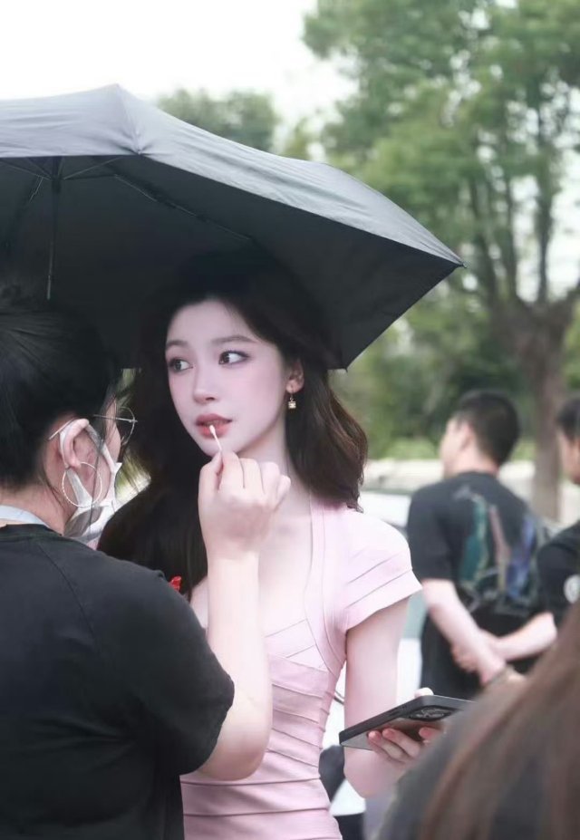 易梦玲和米兰达可儿穿同一套裙子，这肤色真的赢麻了，白到发光谁懂！
