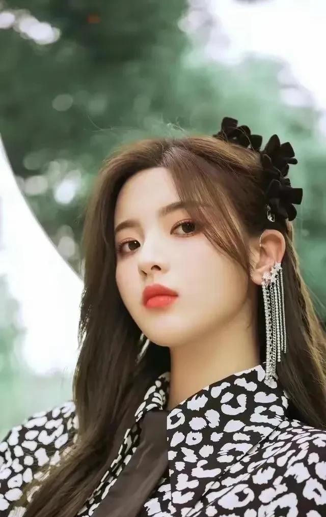 杨超越很小就懂了创造的具体意义和价值。我之前看过，她初中后就没读了跟着母亲进厂