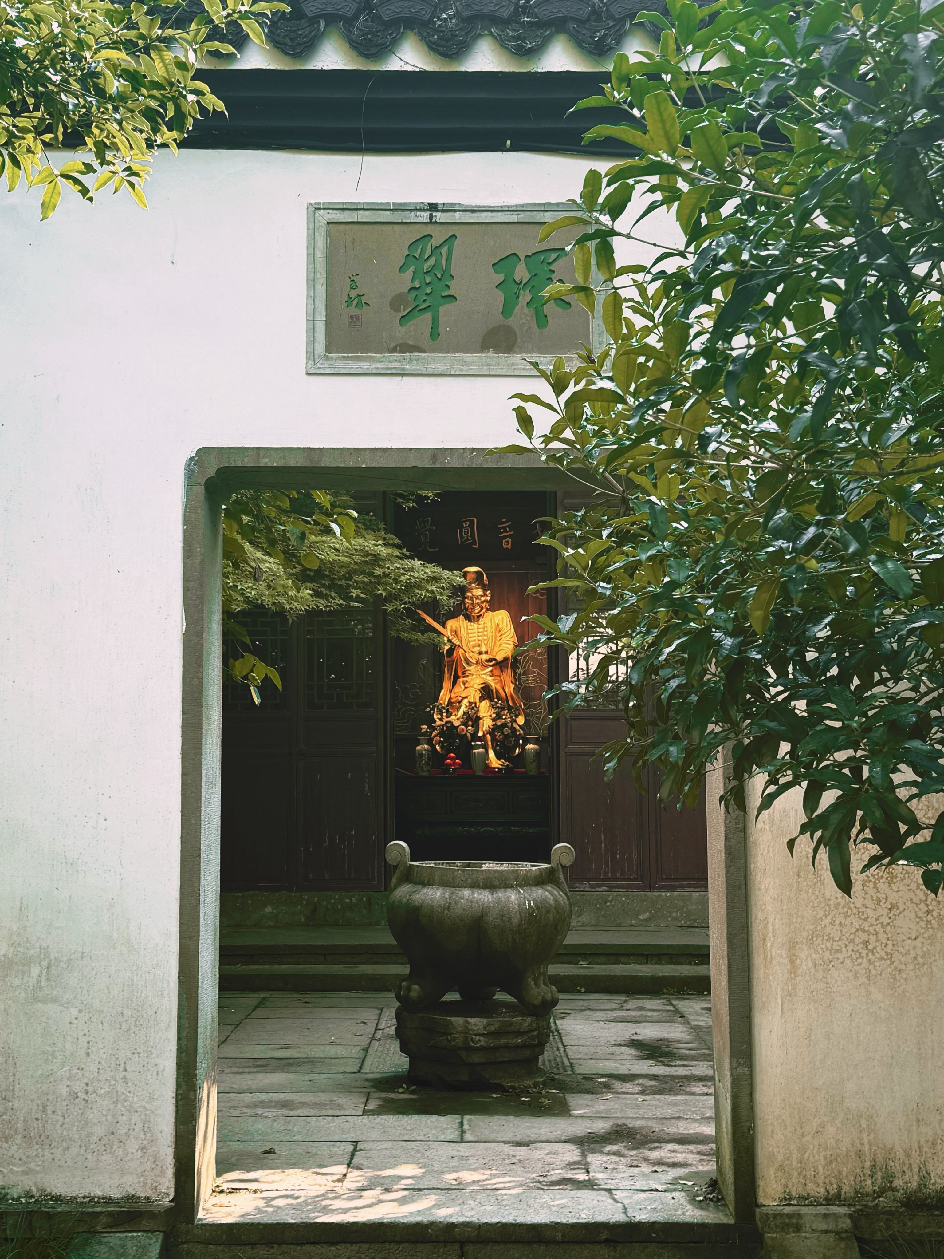 潮湿带水汽的绿色，很有灵气的地方，虎跑公园是杭州最大的惊喜好想在这里淋一场绿色的