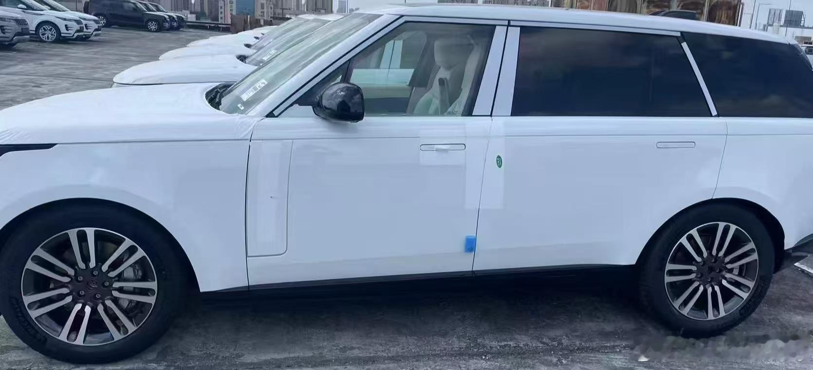 路虎揽胜23款创世加长版白米指导价1678000元现在全款151500