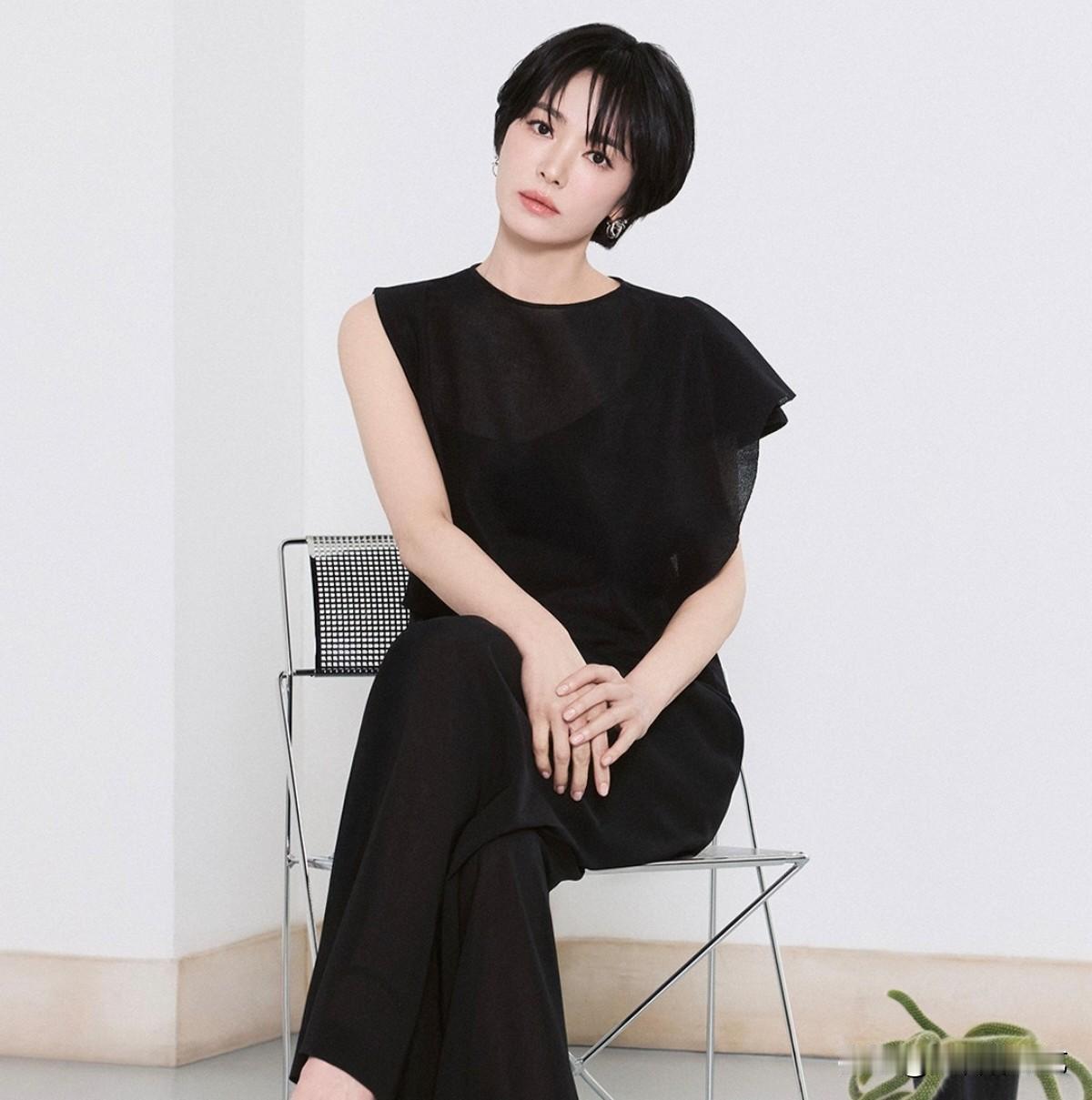 21日，演员宋慧乔在Instagram上上传了多张照片。照片中，宋慧乔全新画报氛