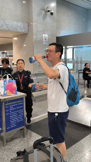 男子行李里有半瓶没喝完的白酒。他原本打算带到火车上再喝，结果在过安检的时候被车