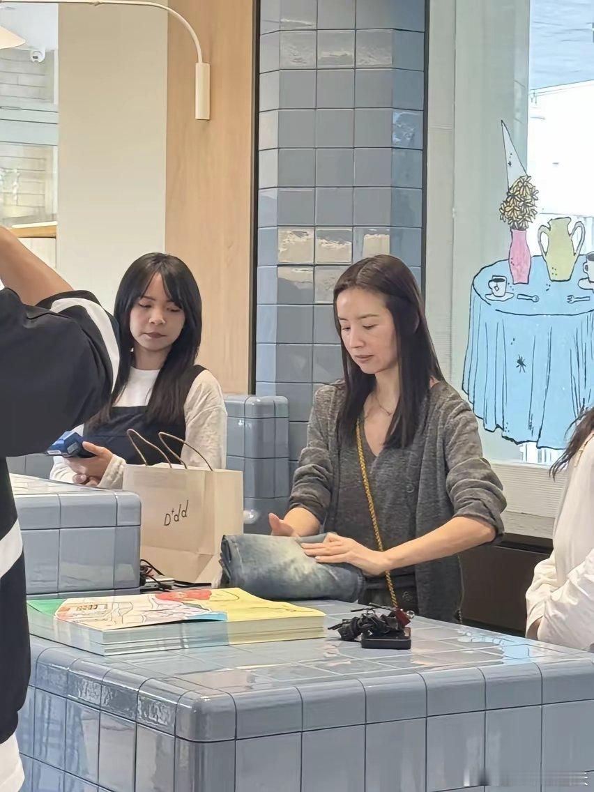 46岁董洁在广州阿那亚开服装店，她亲自到店里视察工作，还帮顾客打包衣服，整个人看