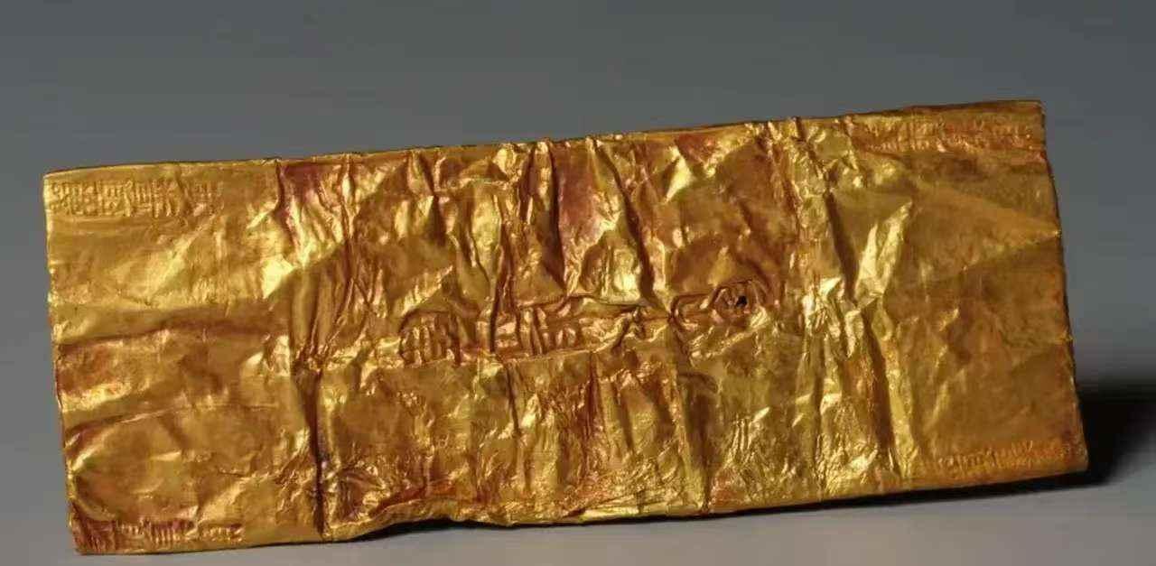 1992年，温州一老农来到金店，偷偷从怀里，掏出一本金册，想用它打个手镯，金匠正