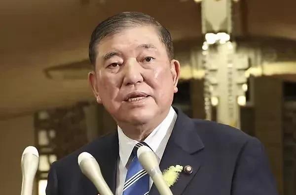 日本胡咧咧，美军秒配合！据日本《朝日新闻》消息，日本防卫省日前公布了2025《