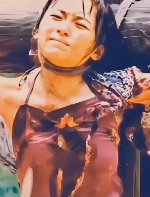 1928年湘西刑场，一个女人被扒光了衣服被绑在木桩上，郐子手正在用冰冷的钝刀一片