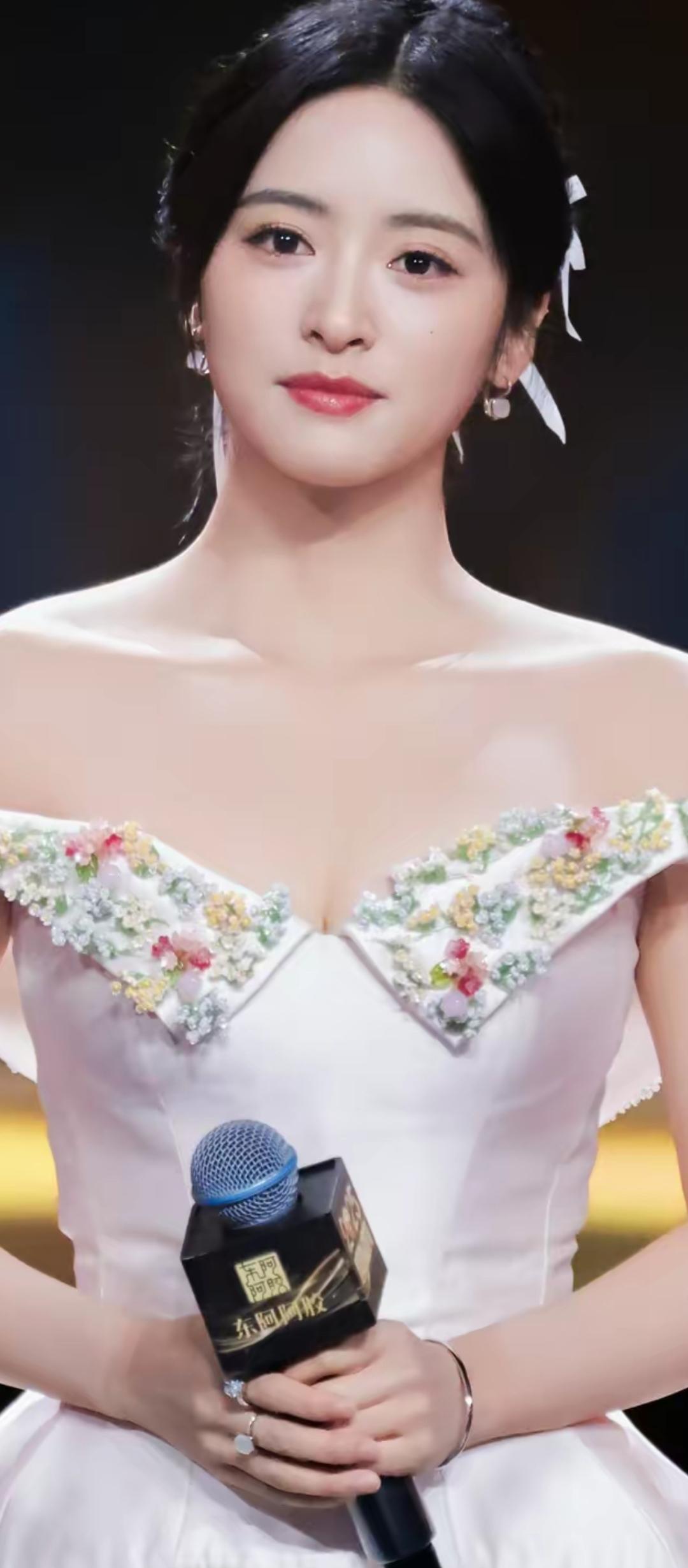 优雅女神，花边礼服，闪耀舞台！🌸✨