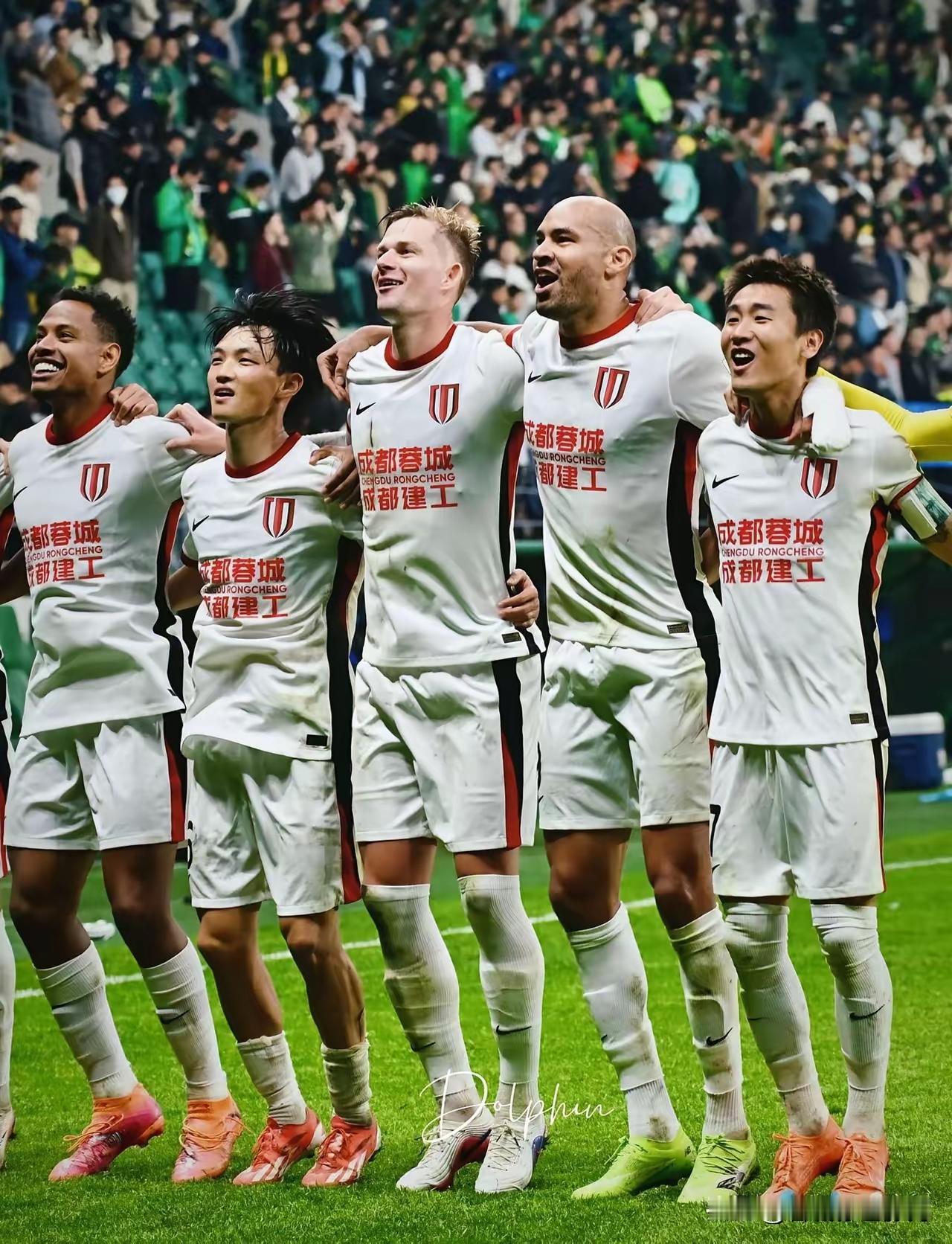 成都蓉城今天被炒得大热，那个臭名昭著的“张冰律师”也屁颠屁颠地蹭上来。在蓉城