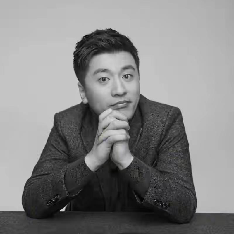 大家发现了吗？28日，张雪峰先生追悼会，数万人自发前往吊唁送别，无数自媒体发文