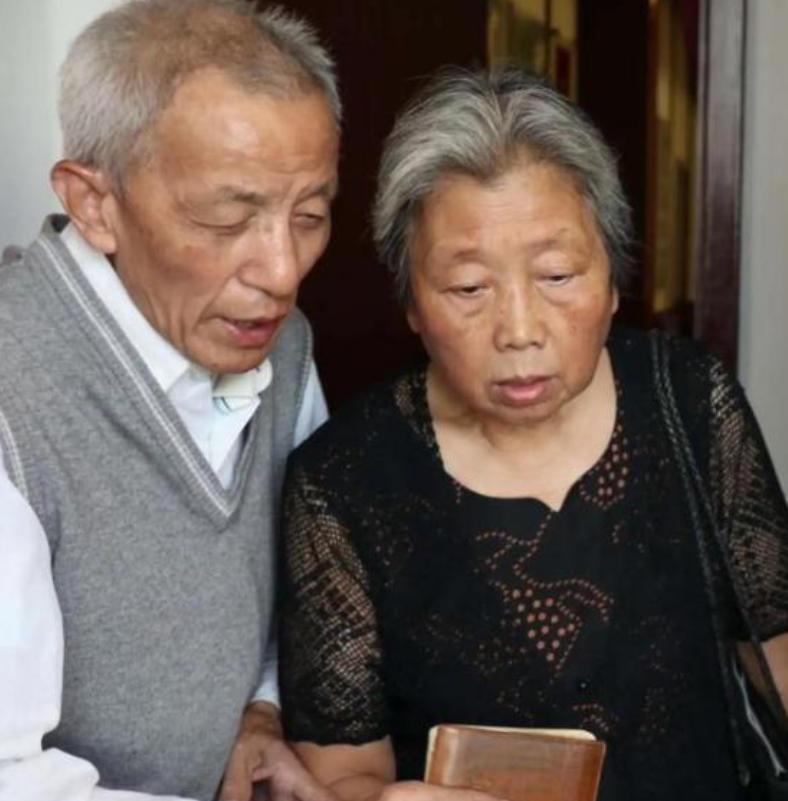 2013年，61岁知青刘宝华重返米脂县，看望他的初恋马凤兰。谁知，她竟给自己生了