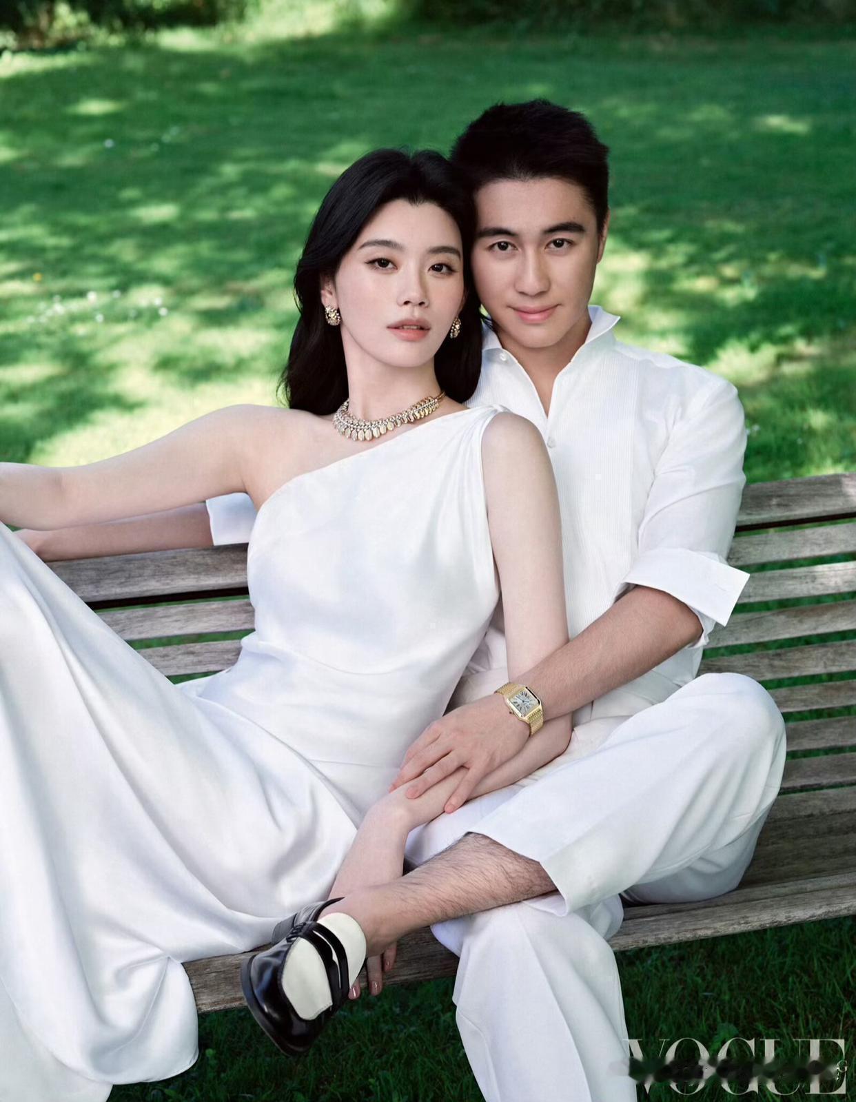 何猷君体毛格外旺盛，双腿汗毛浓密，视觉上仿佛裹了一层毛裤，画面感十足。