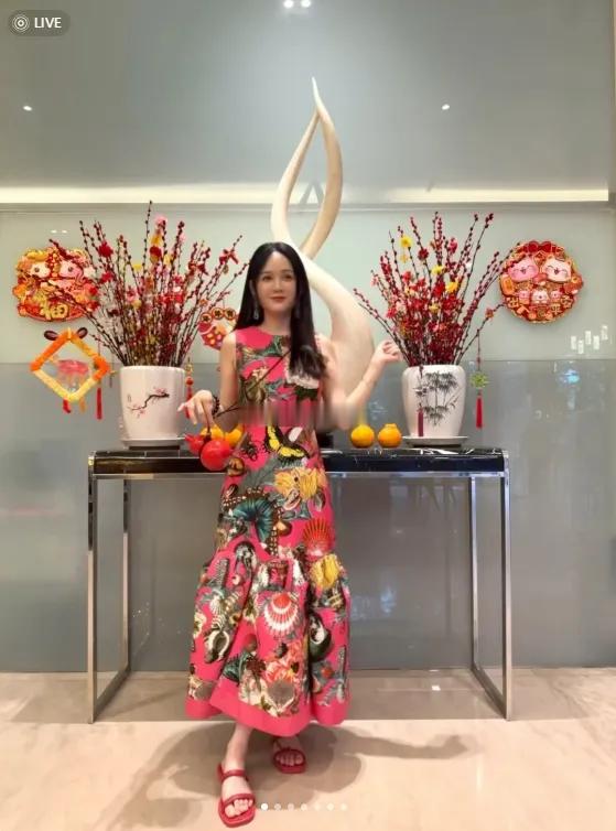 陈乔恩大年初一晒拜年照，在马来西亚和艾伦一起过年，真的是好儿媳了，每年过年都会回