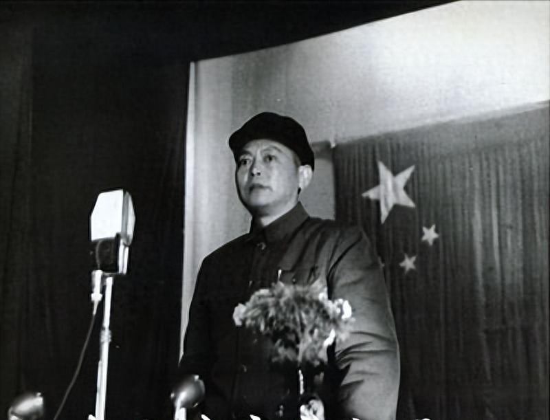 李先念刚到湖北主政，便有人举报他请叛徒吃饭，李：请错了杀我头“1949年7月5