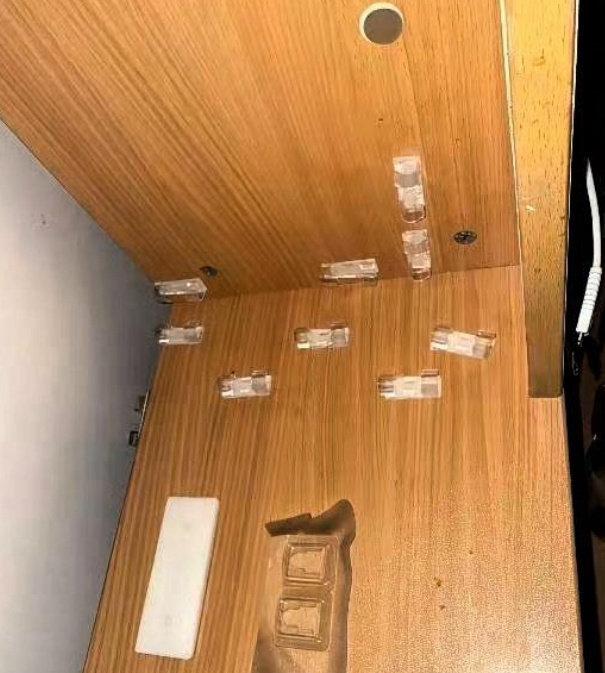 刚搬进学姐转租的宿舍，学姐特意交代，桌子底下这些小东西别撕，留着有大用。[思考]