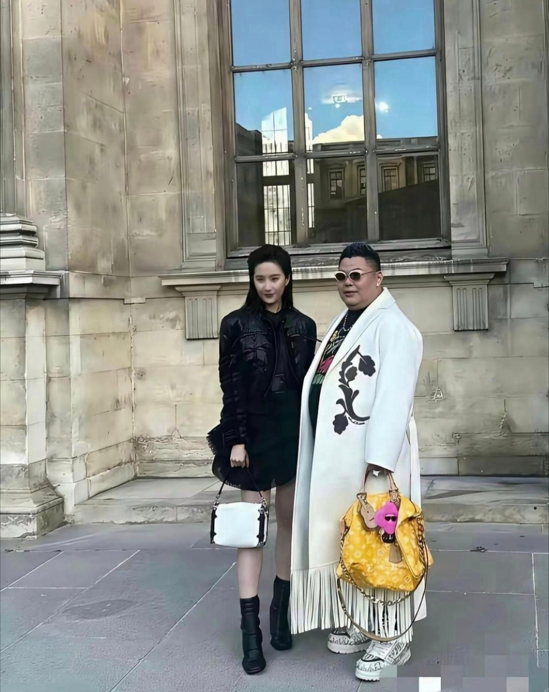刘亦菲旁边的土豪提的lv包价值1200万，贫穷限制我的想象力，如果是我可能看不上