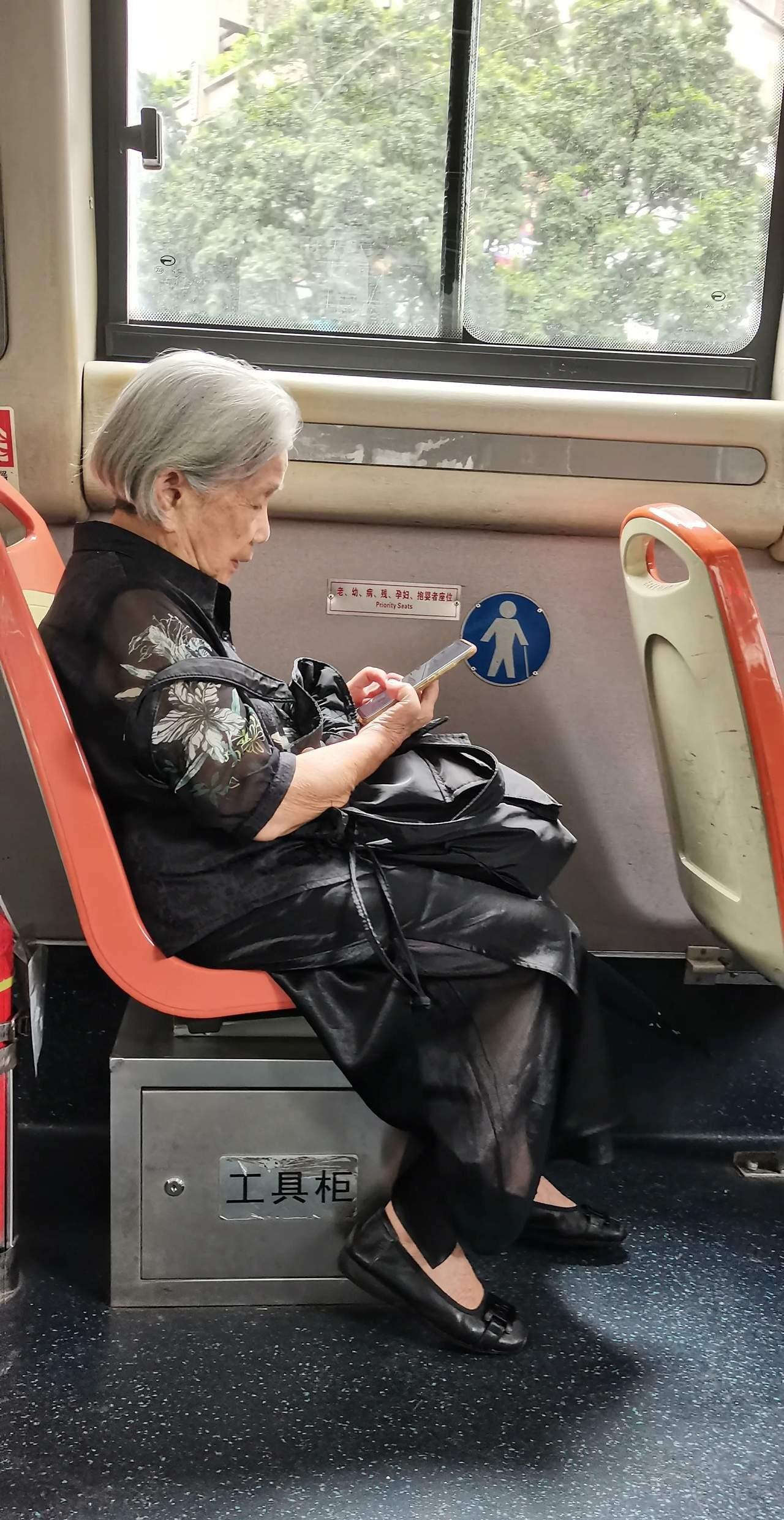岁月从不败美人！如此优雅的一位老太太，又有哪个女人能不羡慕呢？朋友坐公交遇到的