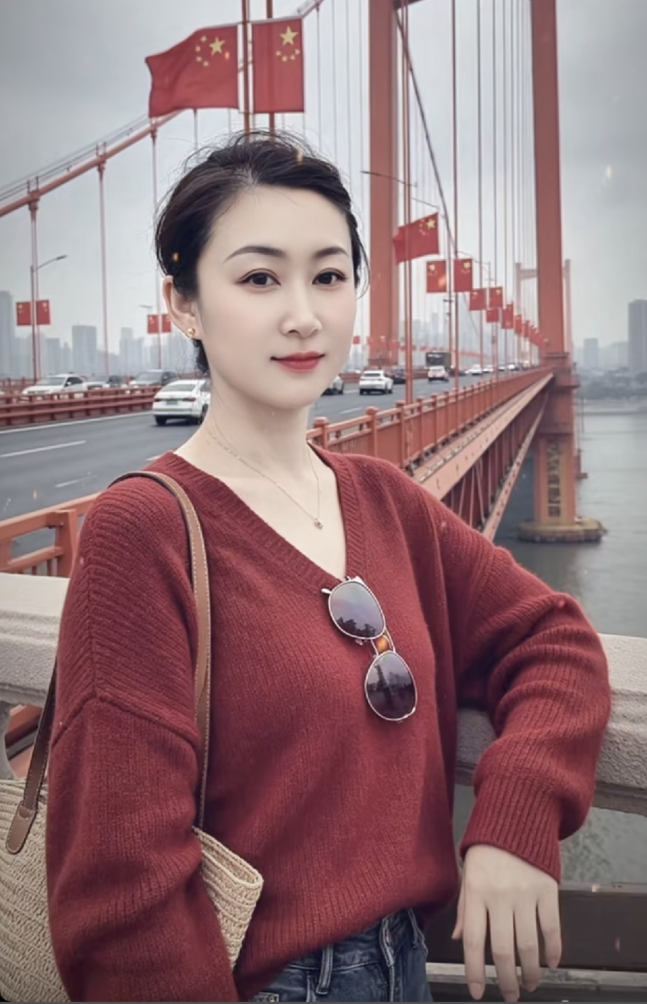 国庆假期，在一景点，看到一美女和闺蜜照像，忍不住悄悄地偷拍了两张。这应该算是爱美之心人皆有之，不应该